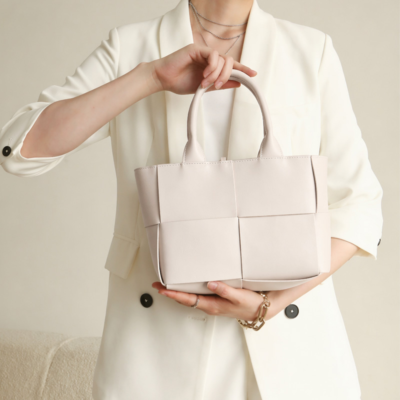 Women's Woven Crossbody Shoulder Tote Bags in Genuine Leather - Image 4